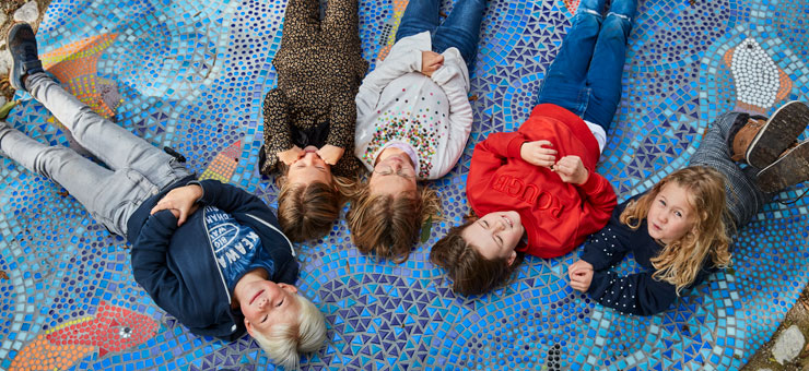 Fem barn på Mosaikbäcken.