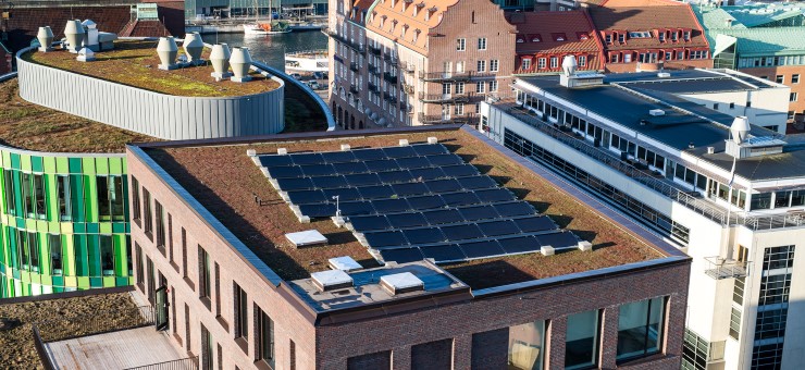 Solceller på tak i stadsmiljö.