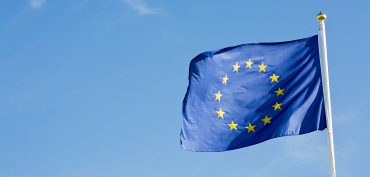 EUs flagga med blå himmel som bakgrund.