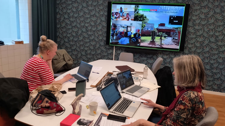 Nina Olsson och Jessica Sigurdsson sitter framför ett digitalt lärutbyte på Stadsbiblioteket i Malmö.