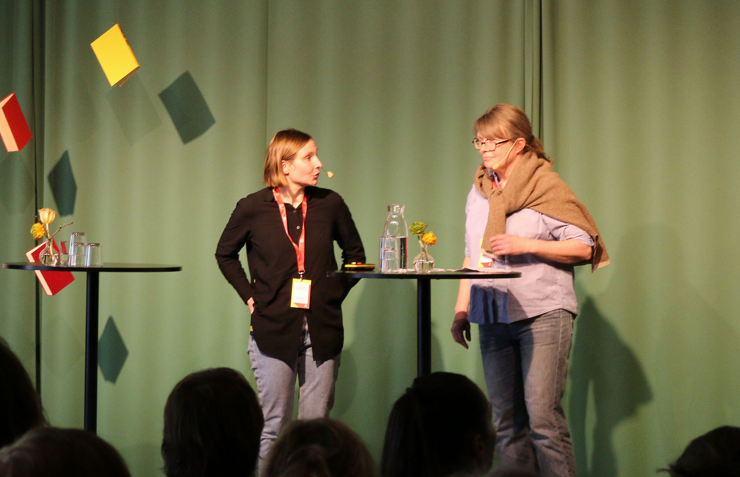 Emma Gustafsson och Hanna Svärdh Nilsson på scenen.