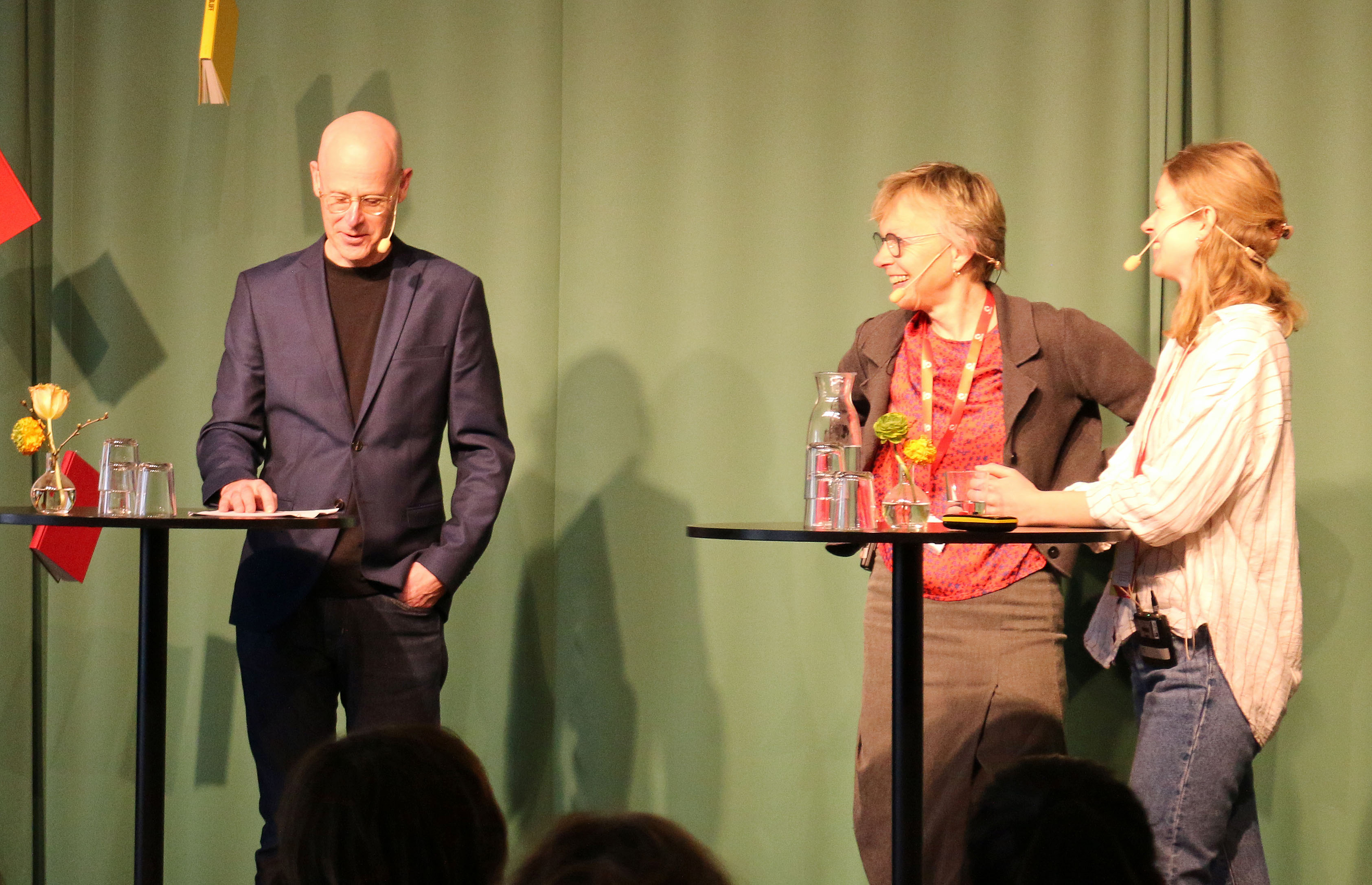 Anders Mildner, Susann Ek och Malva Sinclair på en scen.