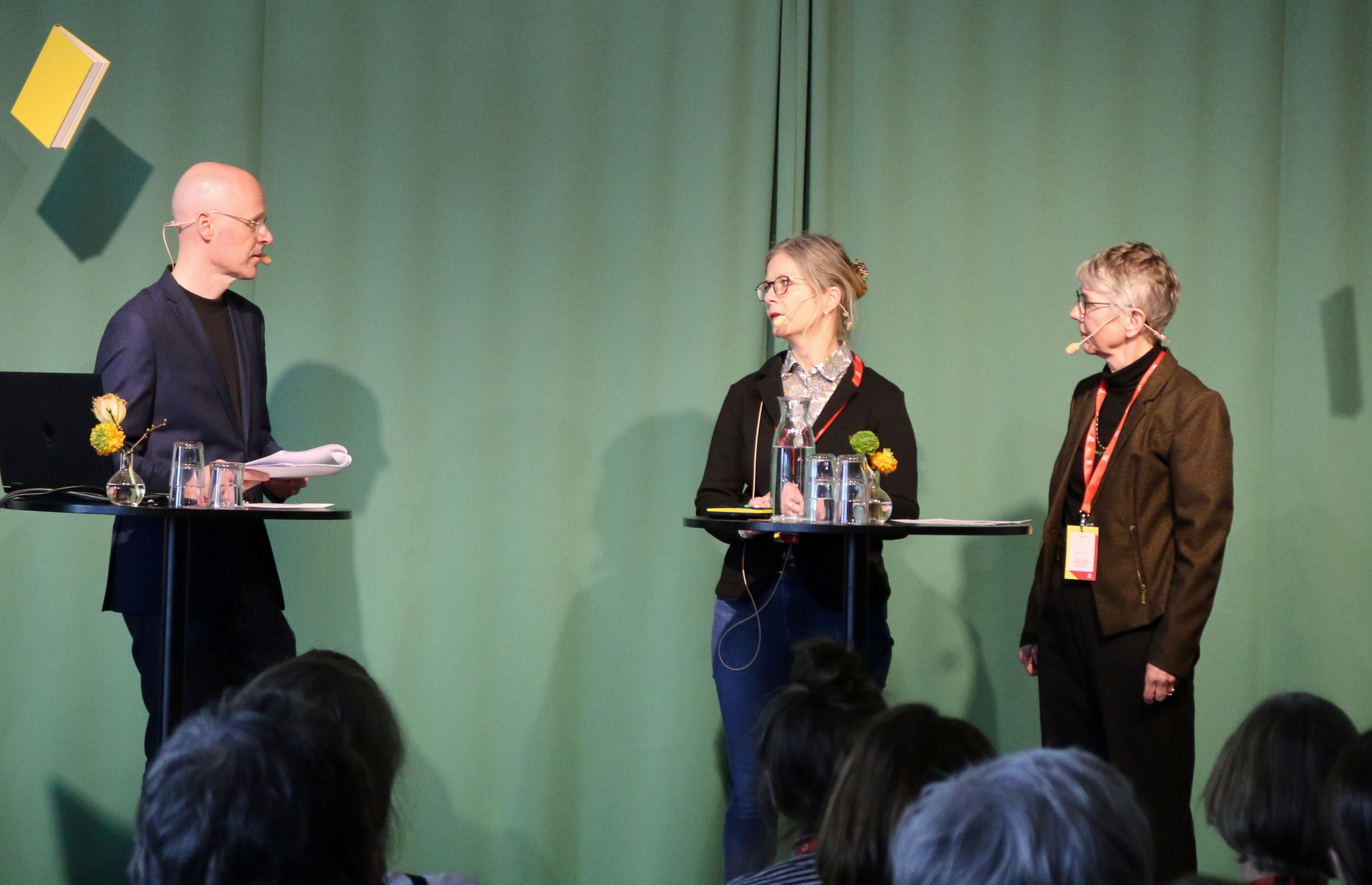 Anders Mildner, Annika Christerson och Kerstin Edvardsson på en scen. 
