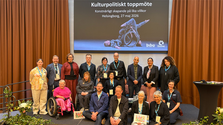 En gruppbild med medverkande representanter och politiker från kulturlivet i Skåne och Sverige fotgraferade på en scen