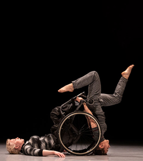 En rullstol ska inte sätta stopp för konstnärligt skapande.