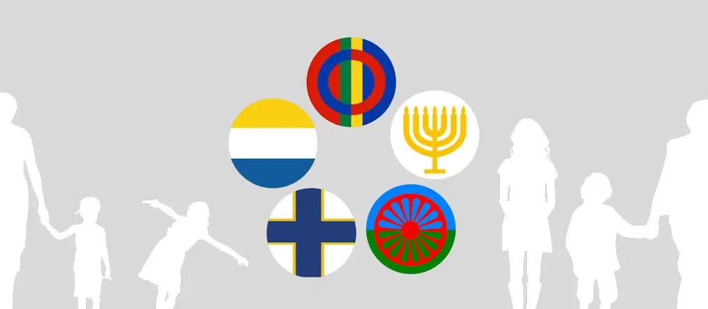 Illustration: Mot en ljusgrå bakgrund syns vita siluetter av barn och vuxna. Två vuxna håller var sitt barn i handen och ett barn i kjol sträcker ut armarna som om hen flyger. En person i långt hår och kort kjol står rakt upp och ner. I mitten med tre siluetter på varje sida bildas en ring av fem olika cirklar. Varje cirkel symboliserar en nationell minoritet genom sin flagga eller symbol. Cirklarna är i färg.