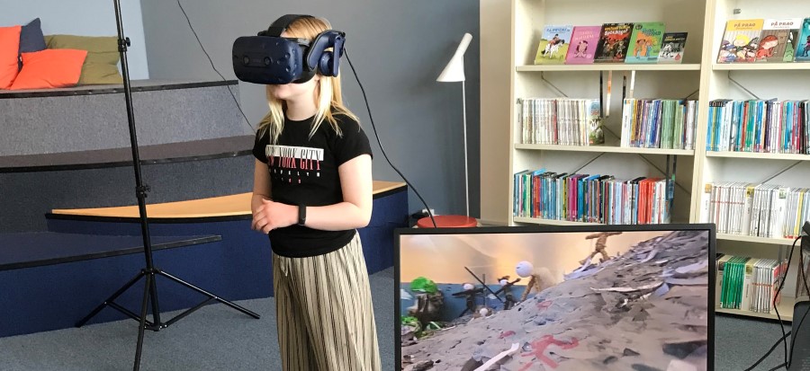 Flicka använder virtual reality-glasögon