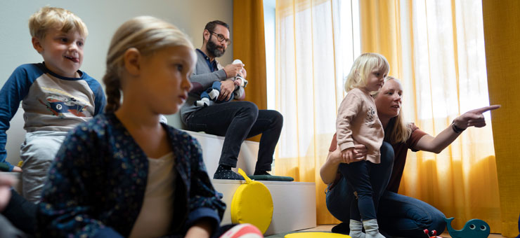 Barn och vuxna på sagostund om havet på Löddeköpinge bibliotek.