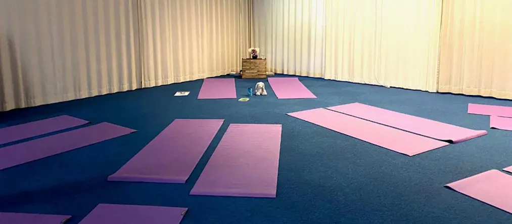 Lila yogamattor utplacerade på ett golv
