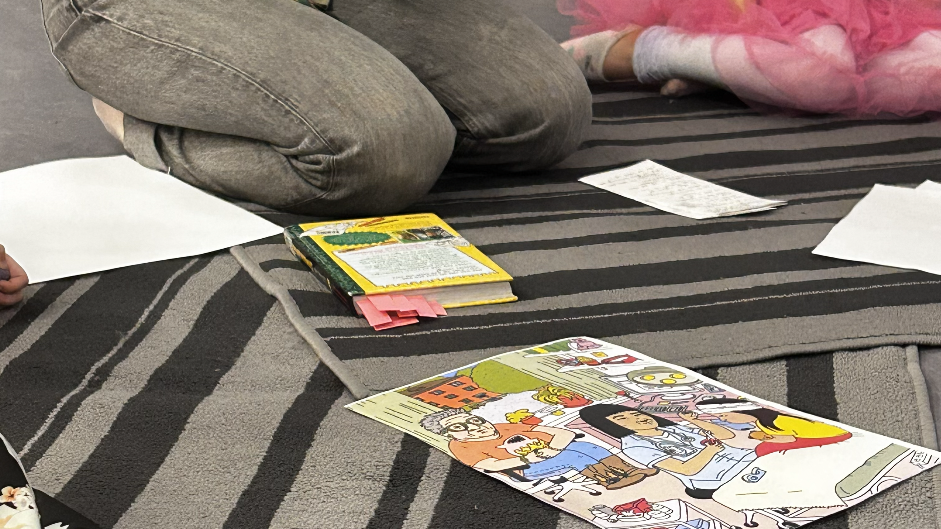 Barn samtalar om bilder från boken Lisbet och Sambakungen som är skriven av Emma Karinsdotter och illustrerad av Hanna Gustavsson.