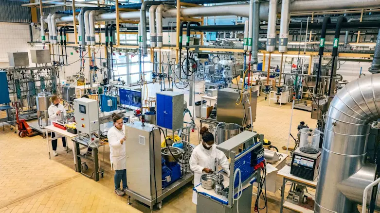 Personer som arbetar i ett labb.