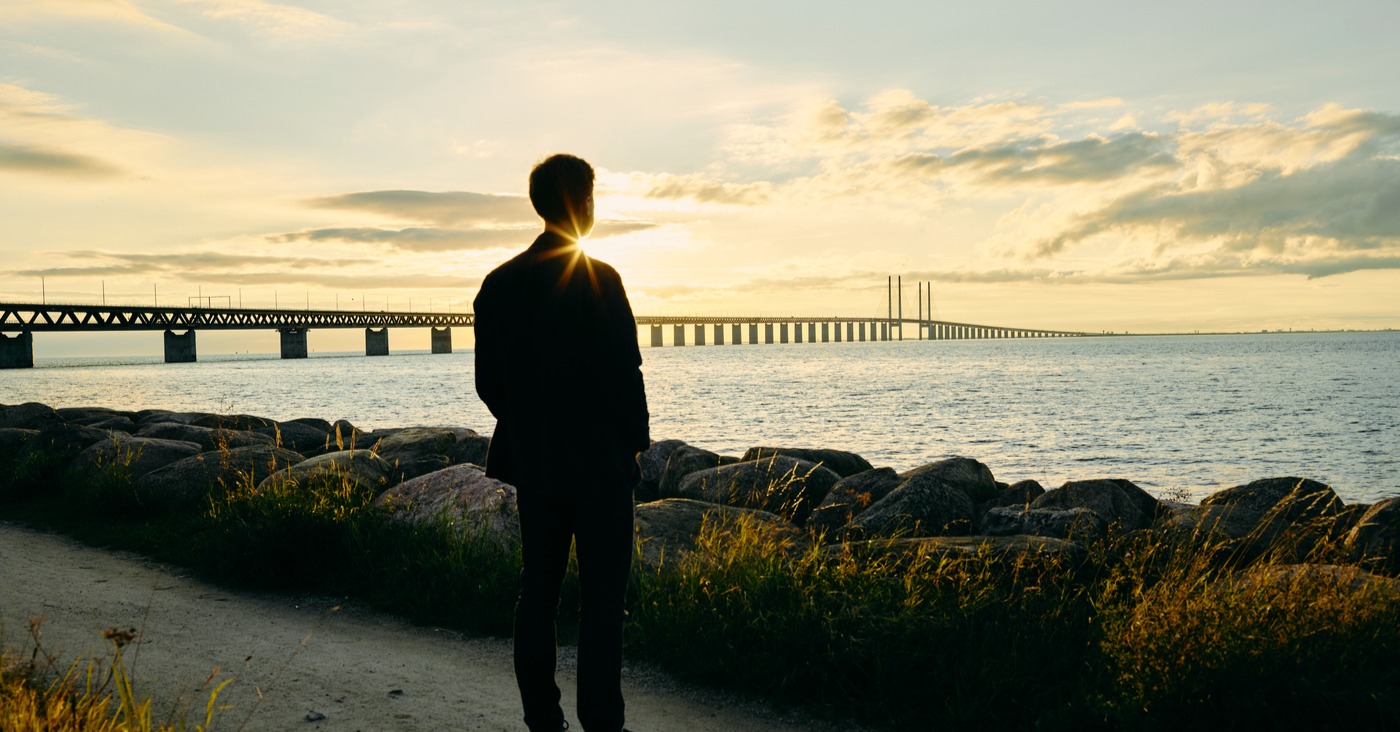 En person som tittar ut mot Öresundsbron och havet.