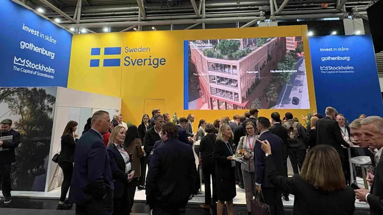 Personer på mässa.