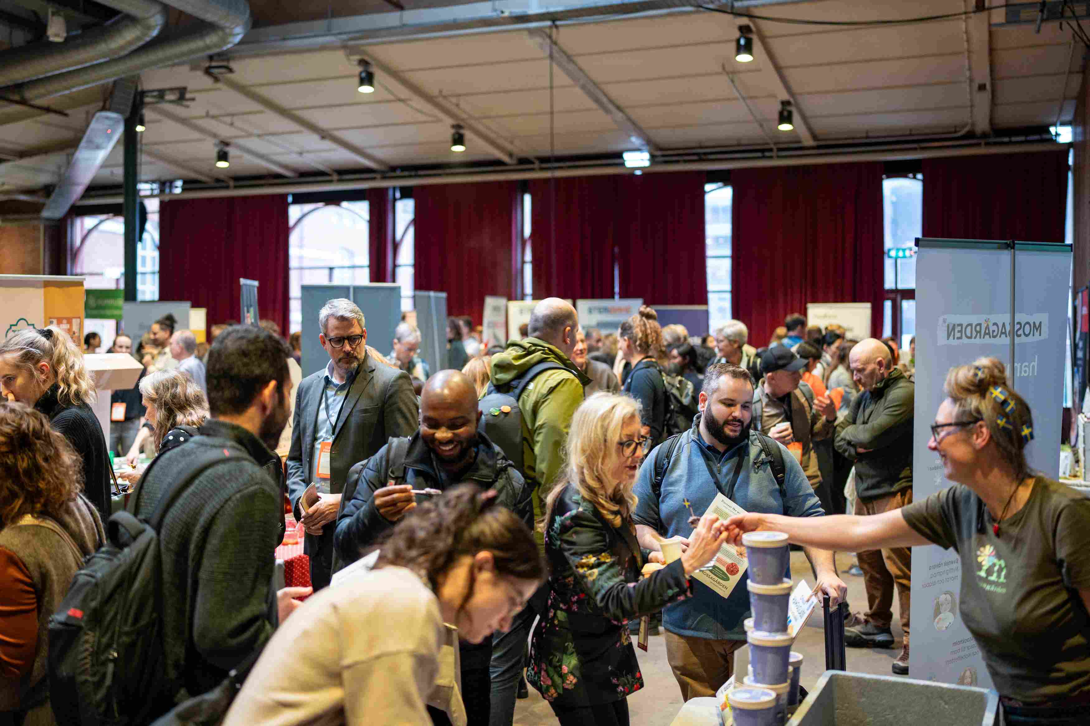 Personer på en mässa.