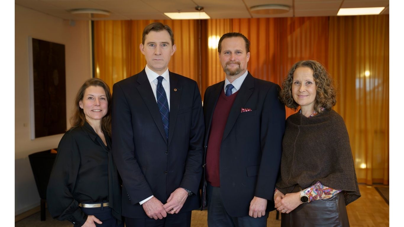 Fyra personer på bild.