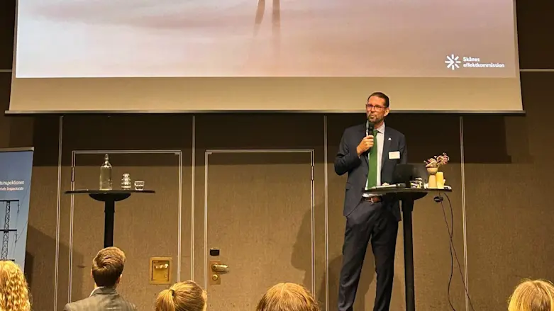 Person pratar på scen.