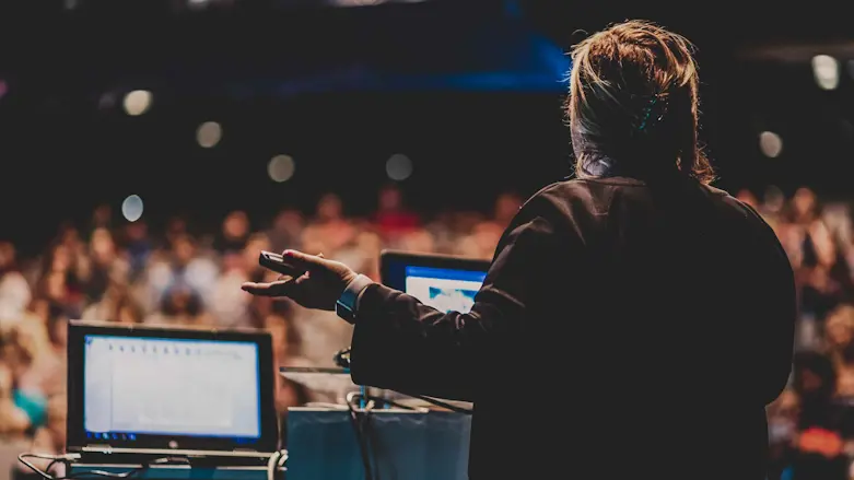 Person presenterar framför en publik.