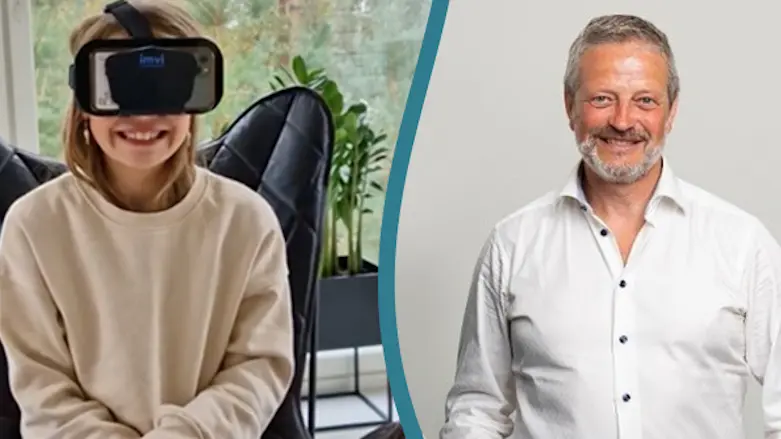 Kvinna har på sig vr-glasögon och en man står och ler.