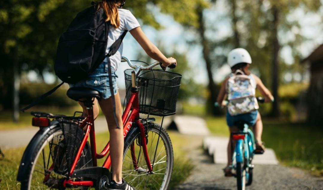 Personer som cyklar.