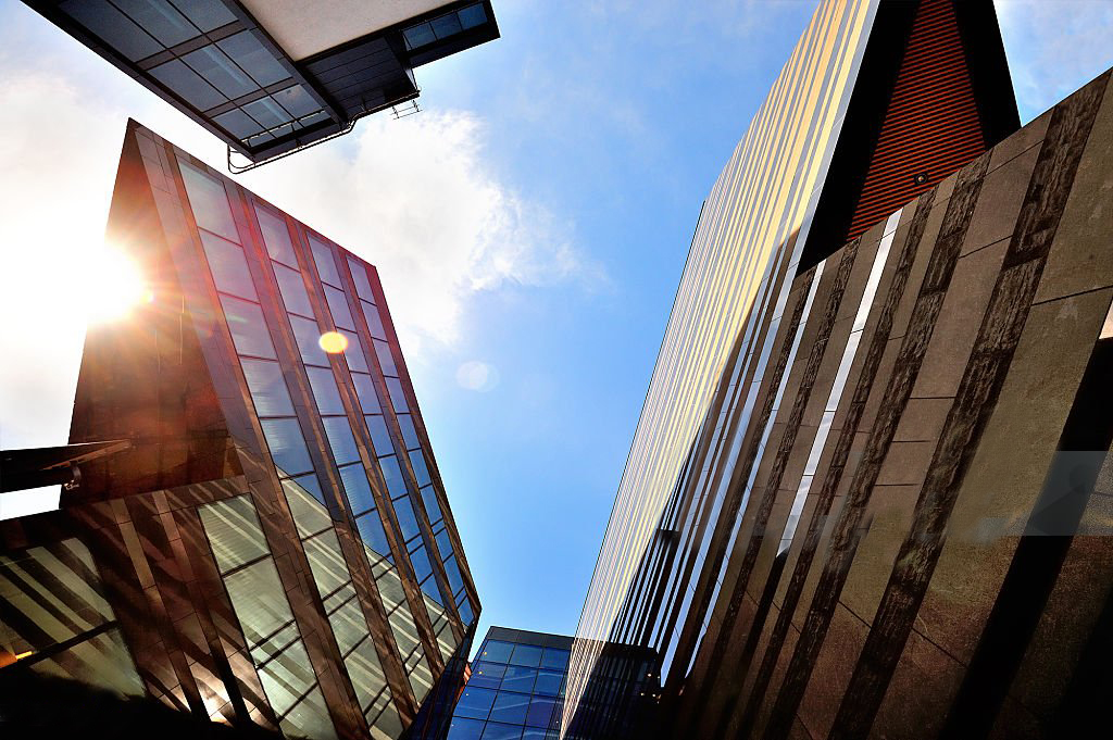 Bild på byggnad och sky.