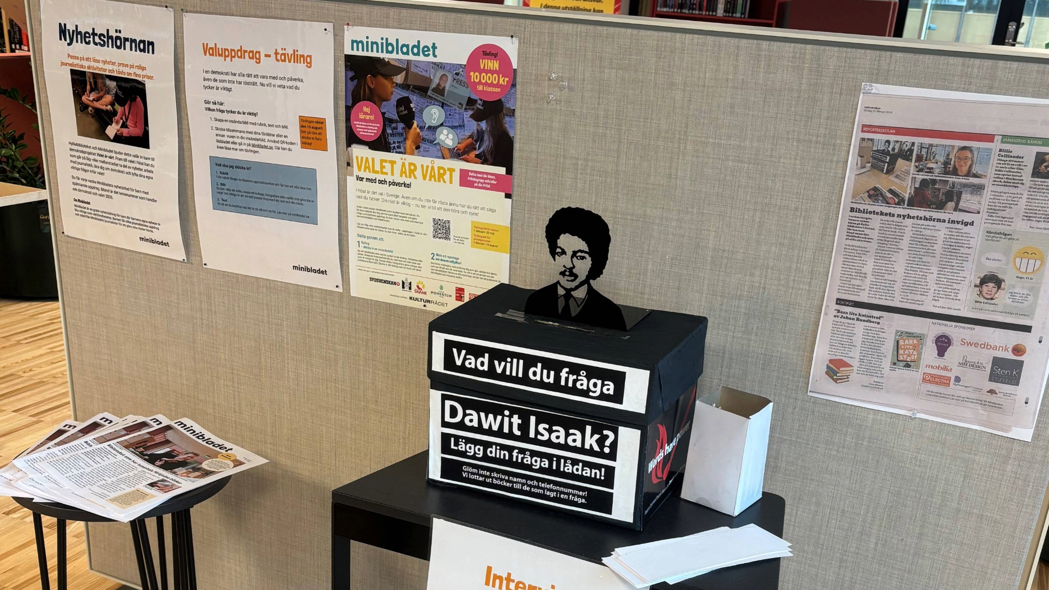 Frågelåda och affischer med information om aktiviteter i projektet Valet är vårt