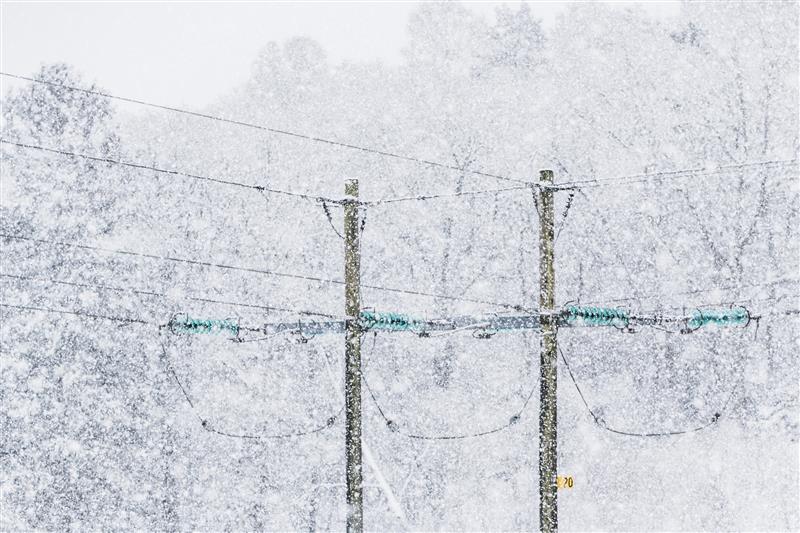 Elledningar i vinterlandskap.