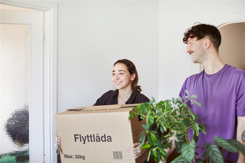 Två personer med flyttlådor.