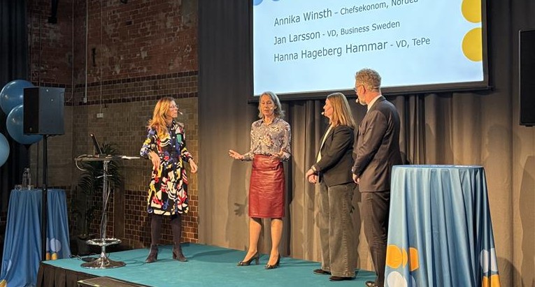 Personer som pratar på scen