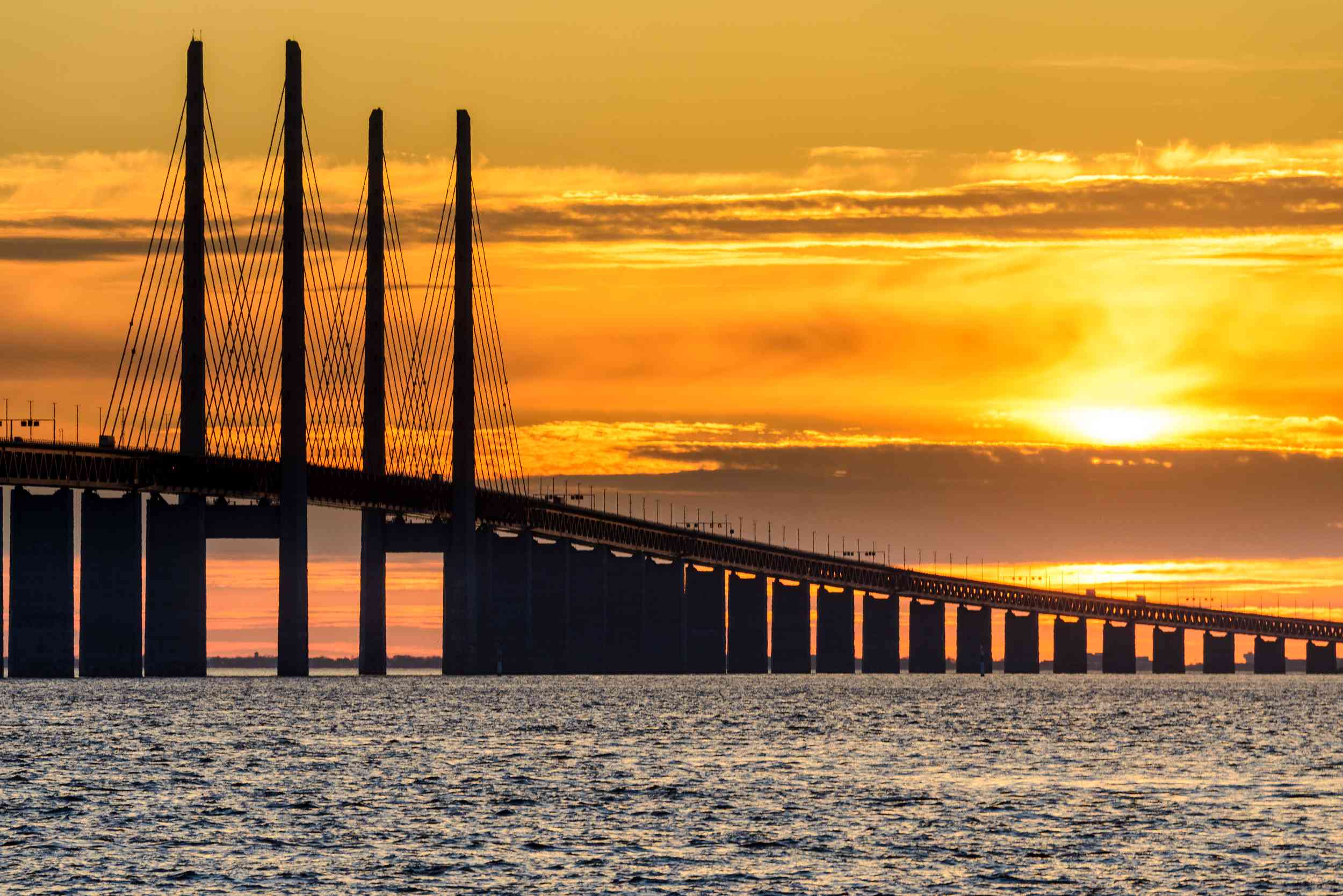 Öresundsbron i solnedgången.