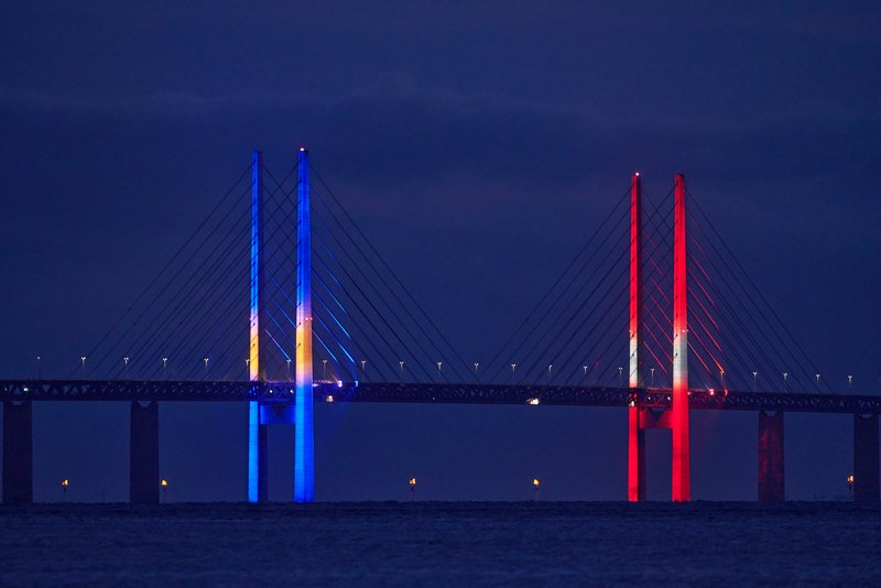 Öresundsbron på kvällen.