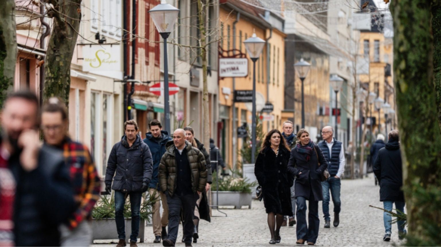 Personer som går i centrum.