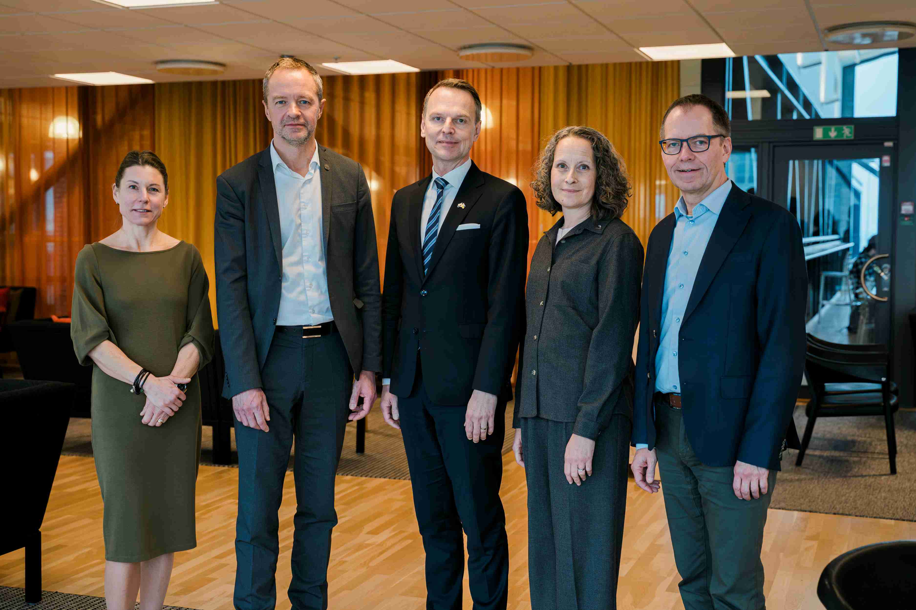 Fem personer som står rakt upp.