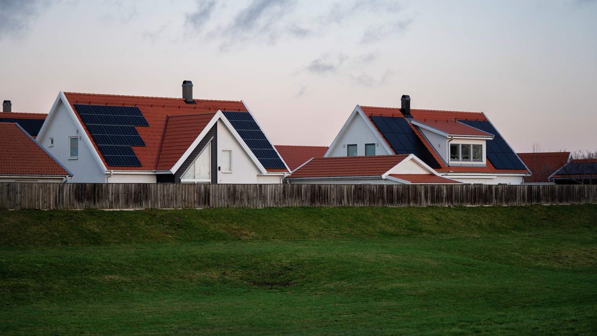 Hus med solceller på taket.