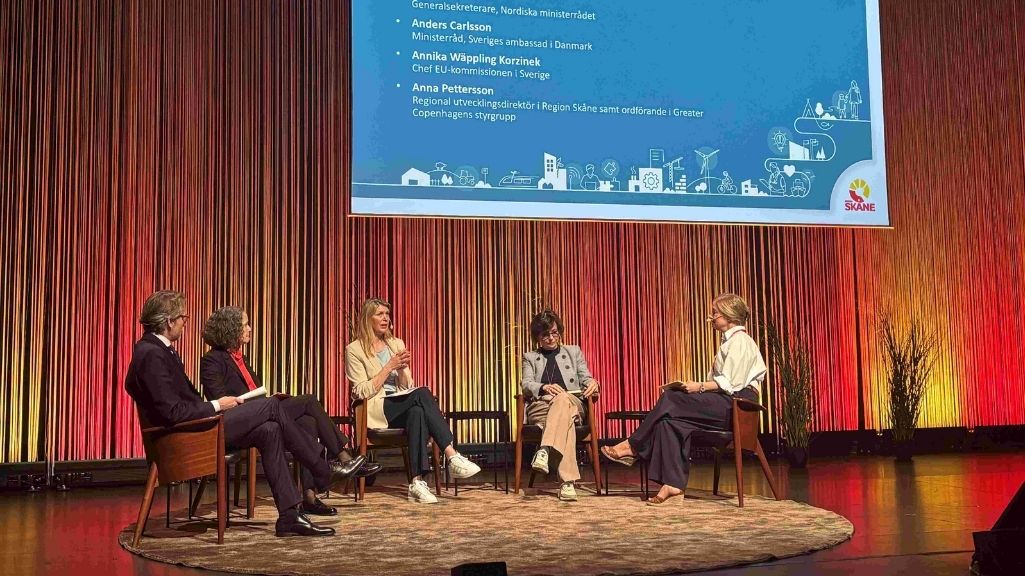 Människor på scen i ett panelsamtal.