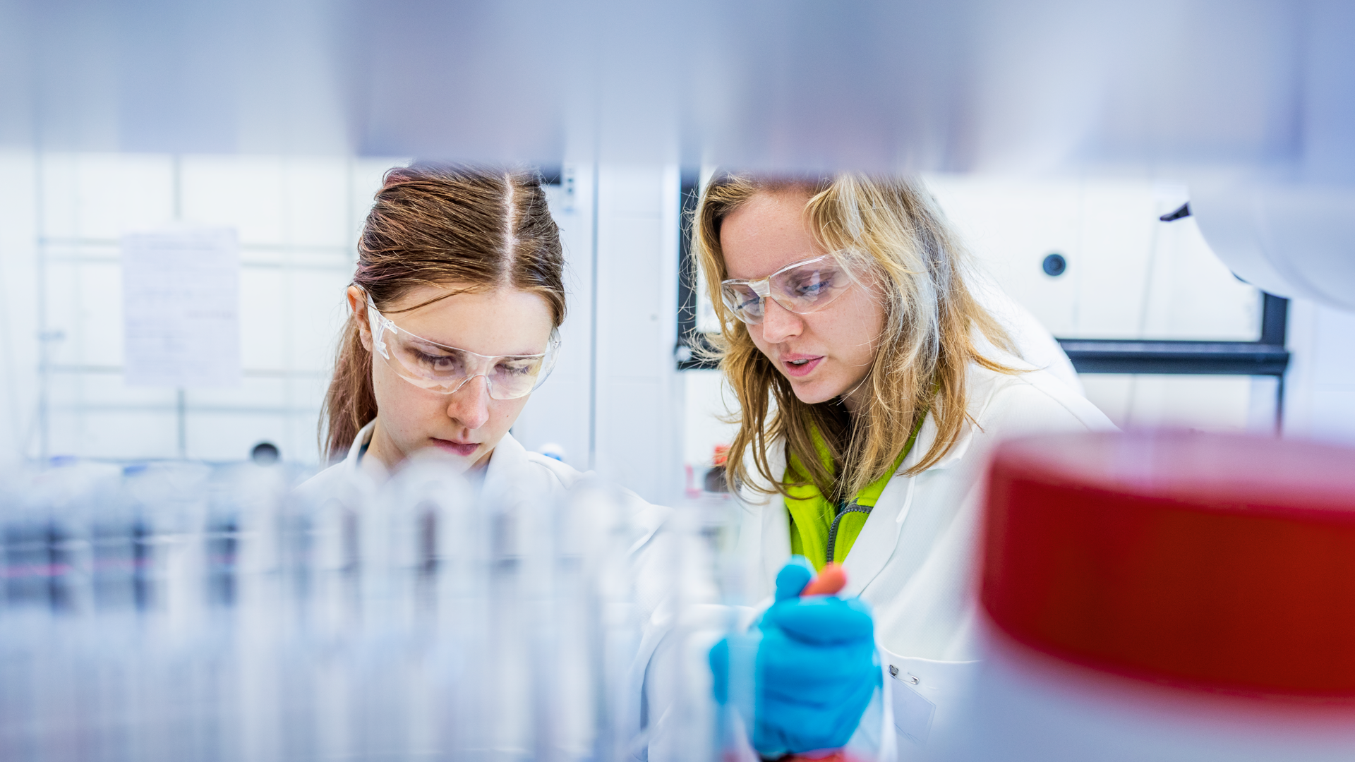 Två forskare i laboratorium.