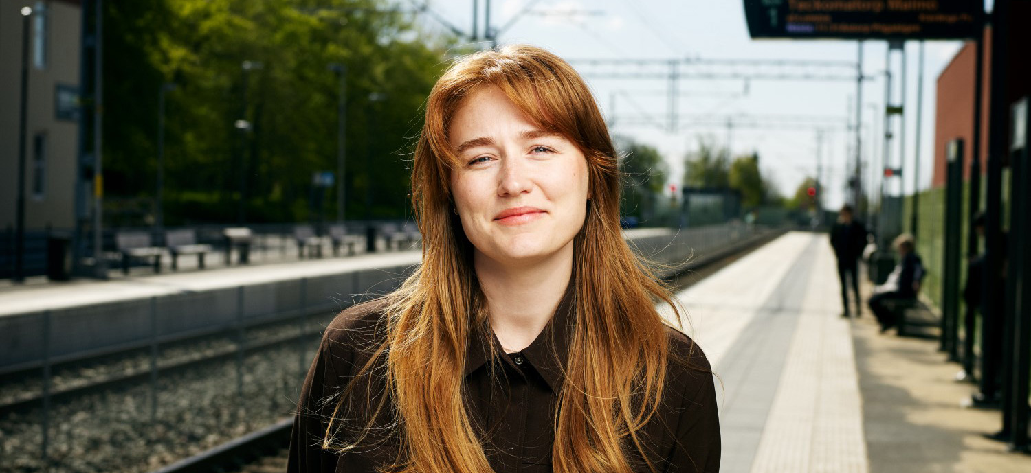 Porträtt Nellie Stenvall på en tågperrong.