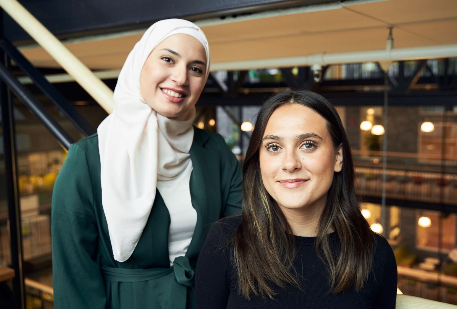 Sara Al Shaikh och Emilia Vuckovic, sommarjobbare på Region Skåne, tittar in i kameran.