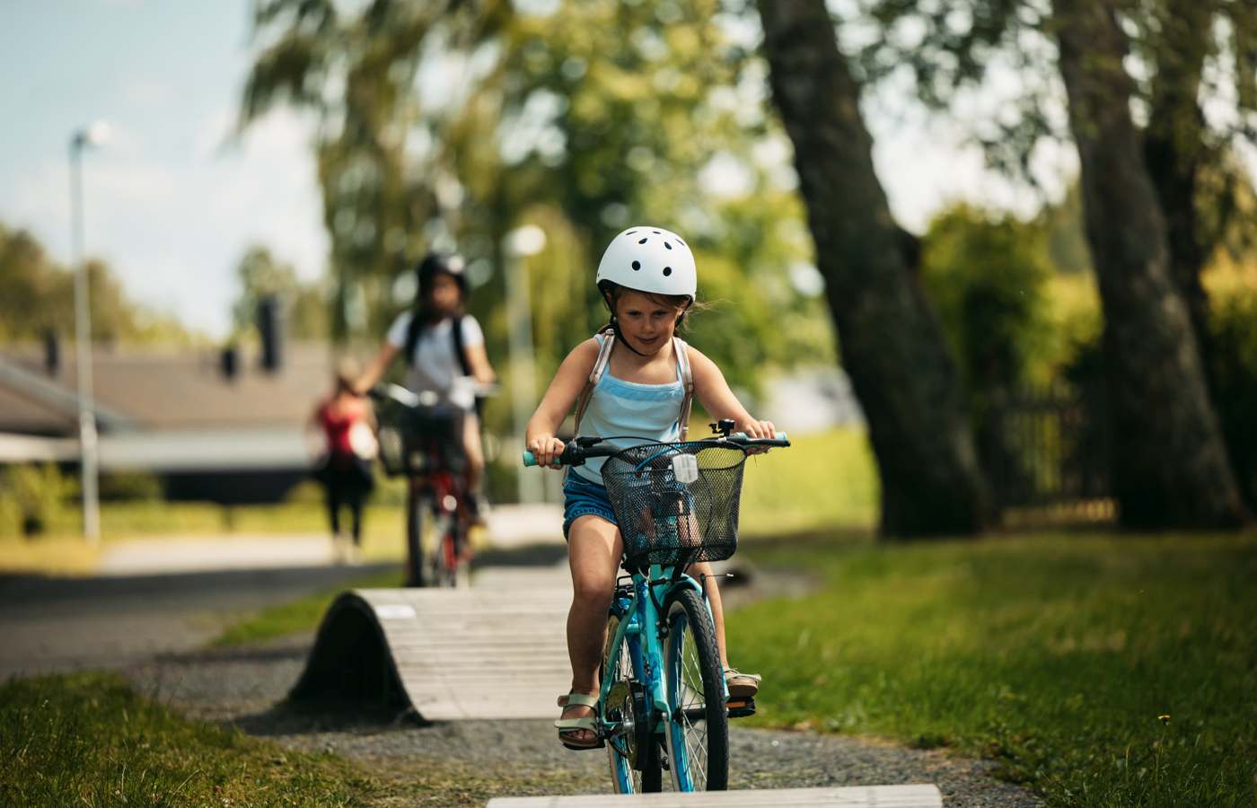 Barn som cyklar.