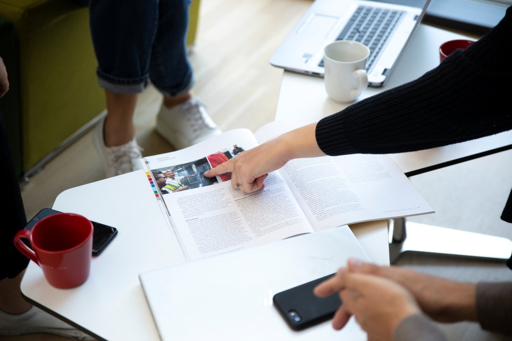 Händer pekar på ett dokument