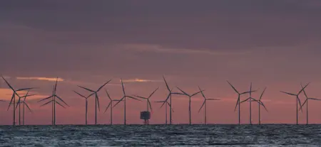 Vindkraftverk i Öresund, lila himmel i bakgrunden