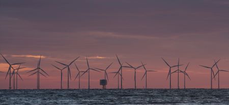 Vindkraftverk i Öresund, lila himmel i bakgrunden