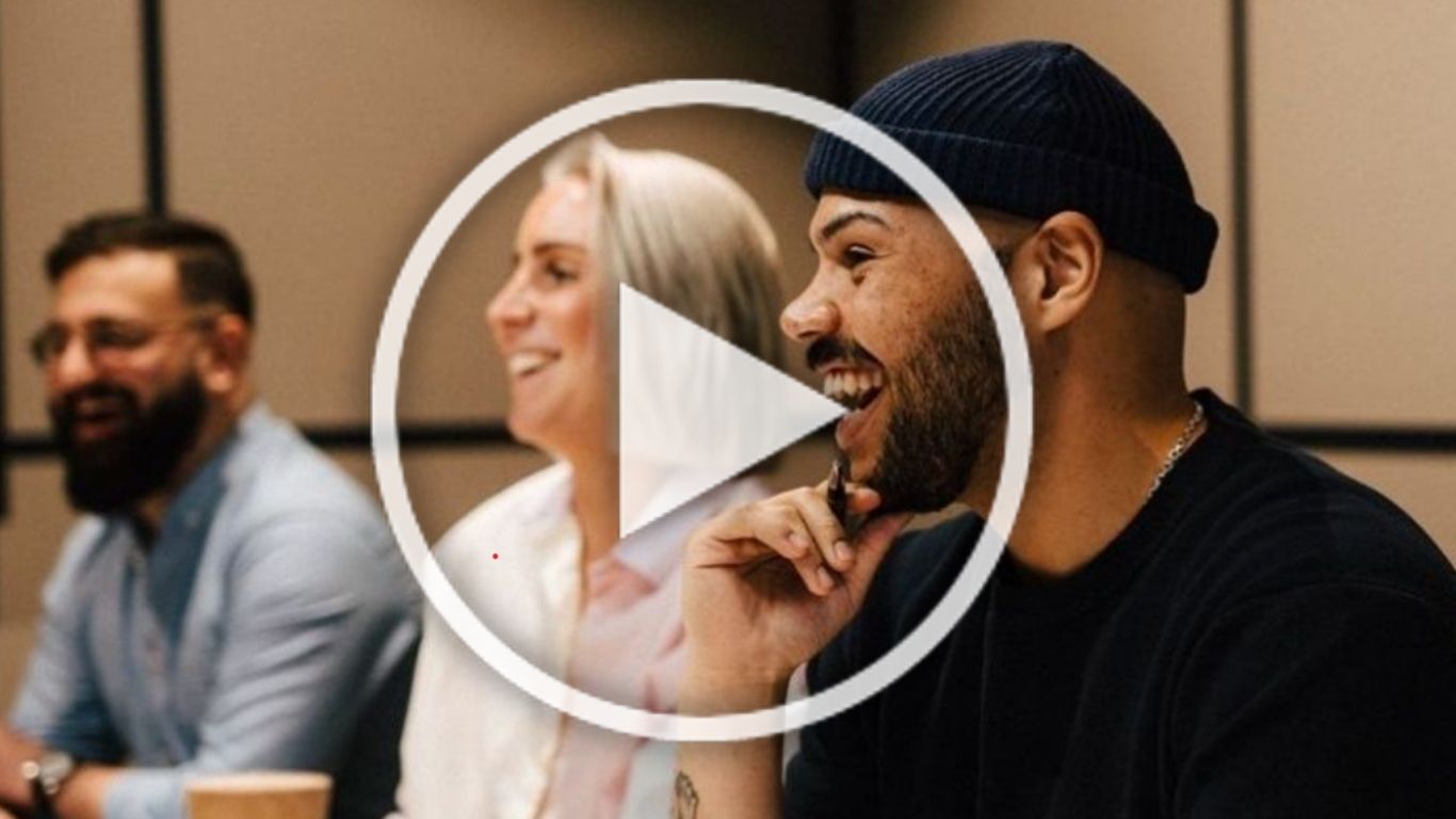 Person som skrattar och grafik med play-knapp.