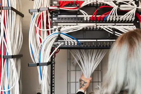 Kvinna arbetar som elektriker.