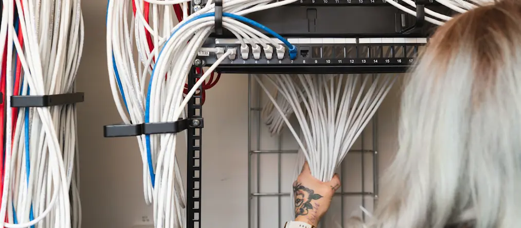 Kvinna arbetar som elektriker.
