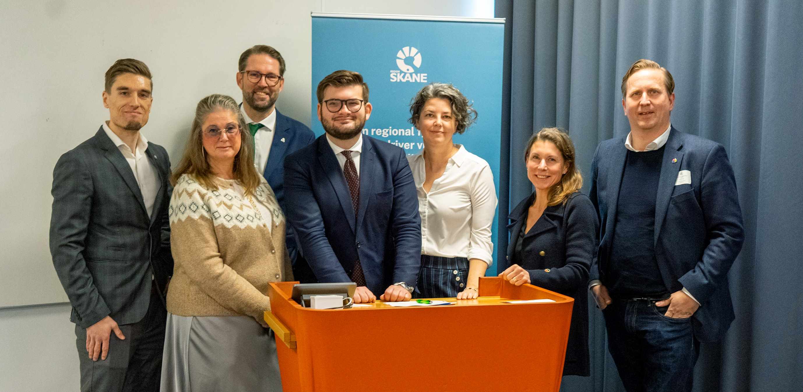 Bild på olika personer på presskonferens.