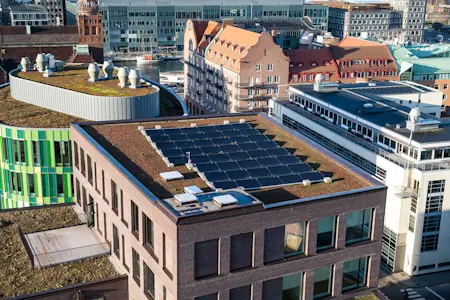 Solceller på tak i stadsmiljö.