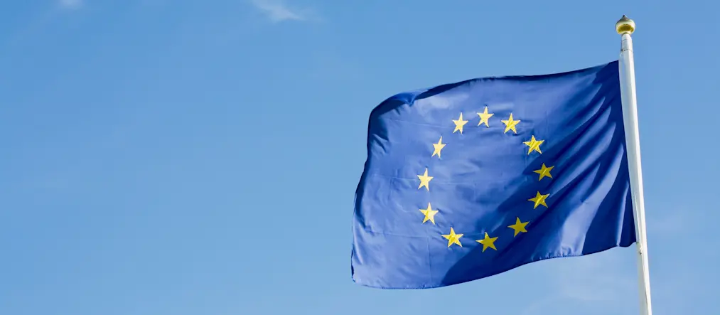 EU-flagga mot blå himmel
