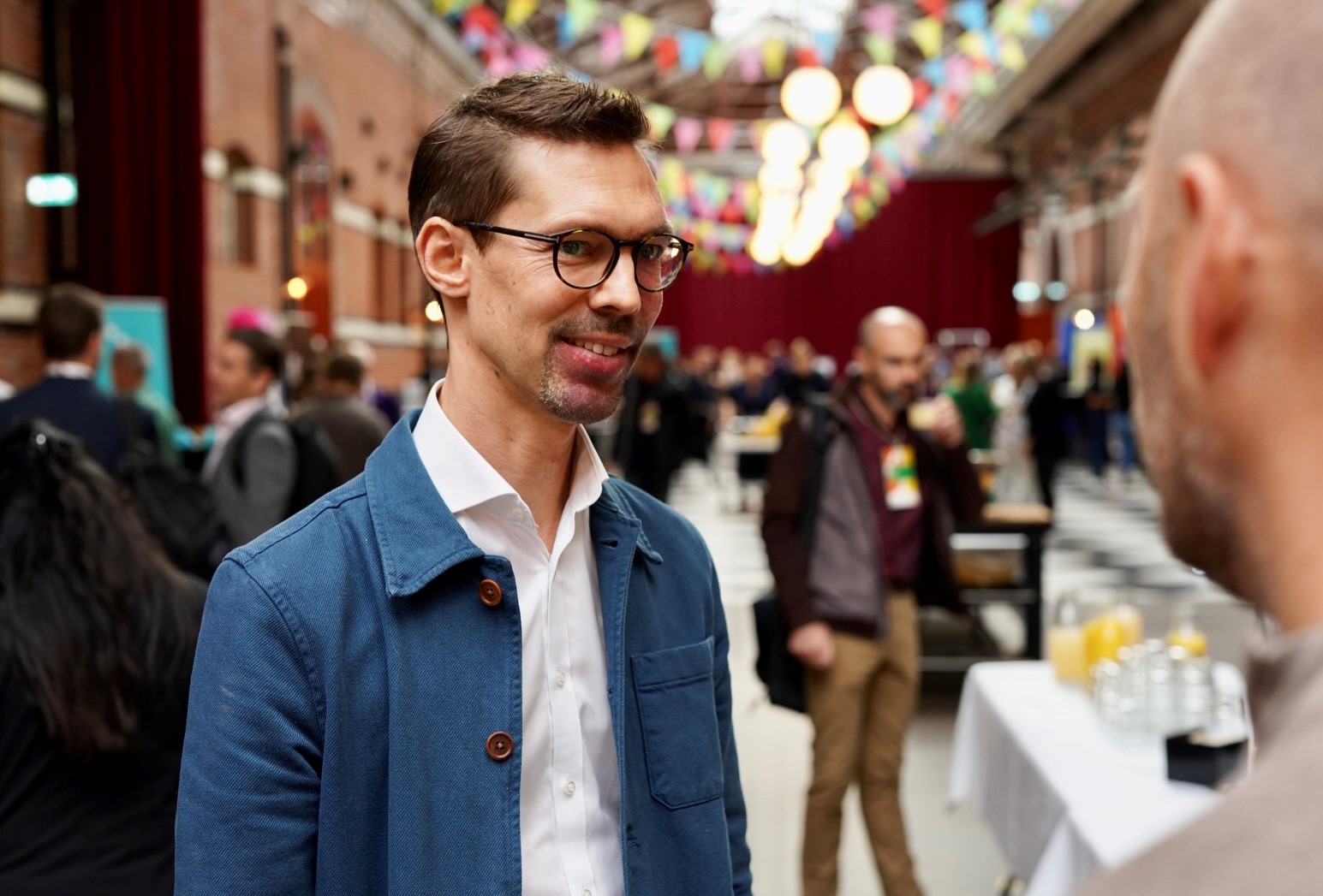 Daniel Kronmann, enhetschef för innovation och entreprenörskap på Region Skåne, minglar på Skåne Innovation Day.