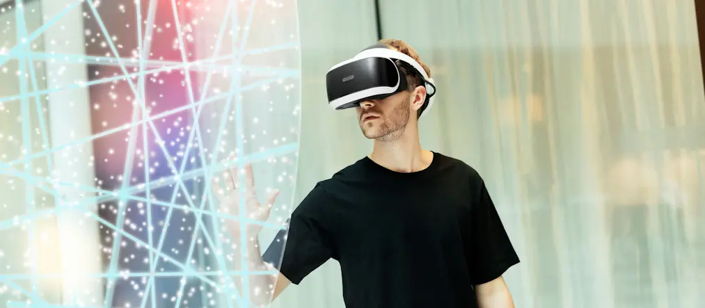 Man som använder VR-glasögon.