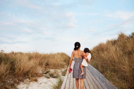 Mamma och barn på strand